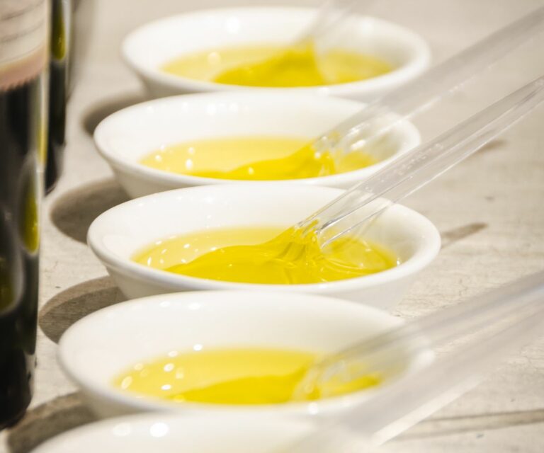 Cómo catar aceite de oliva en casa sin liarte: guía para principiantes
